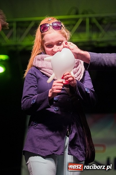 Zdjęcie w galerii na portalu naszraciborz.pl: Kabaret Młodych Panów bawił na majówce w Nędzy wiadomości z regionu