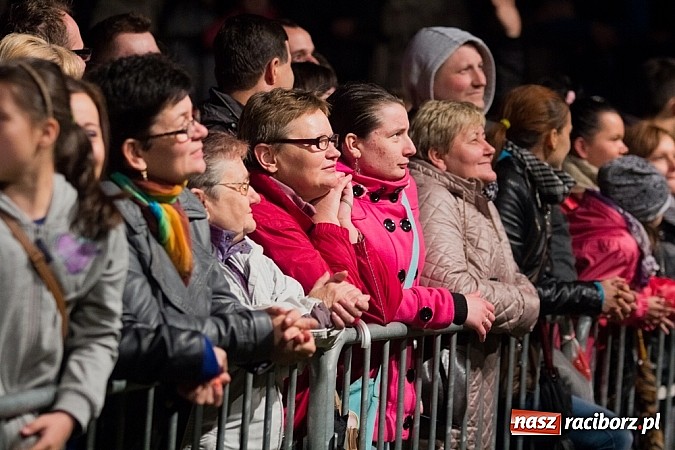 Zdjęcie w galerii na portalu naszraciborz.pl: Kabaret Młodych Panów bawił na majówce w Nędzy wiadomości z regionu