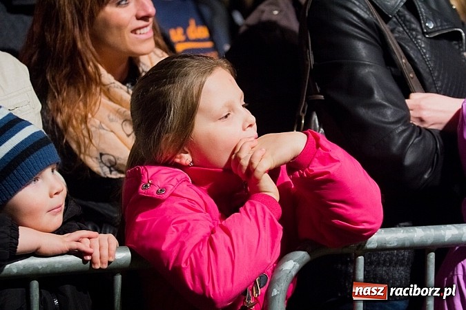 Zdjęcie w galerii na portalu naszraciborz.pl: Kabaret Młodych Panów bawił na majówce w Nędzy wiadomości z regionu