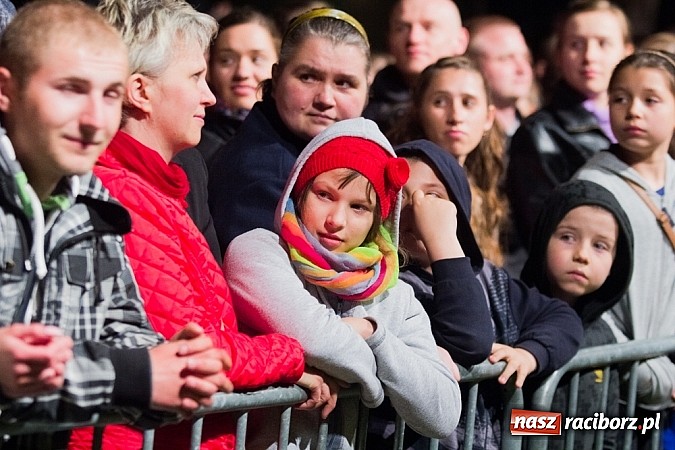 Zdjęcie w galerii na portalu naszraciborz.pl: Kabaret Młodych Panów bawił na majówce w Nędzy wiadomości z regionu