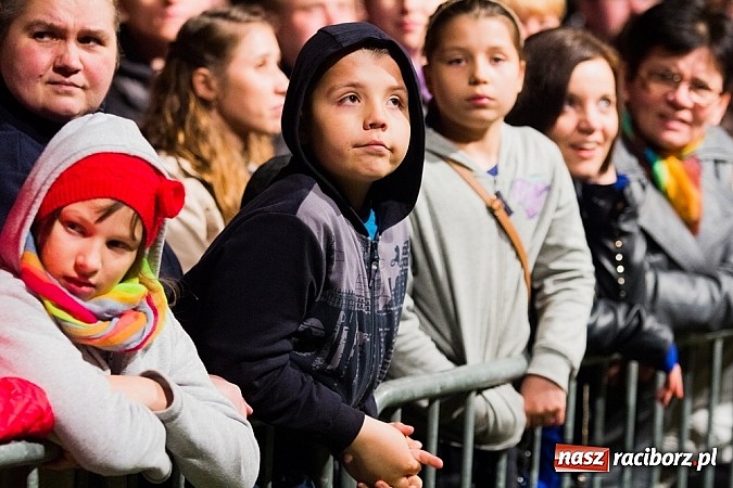 Zdjęcie w galerii na portalu naszraciborz.pl: Kabaret Młodych Panów bawił na majówce w Nędzy wiadomości z regionu