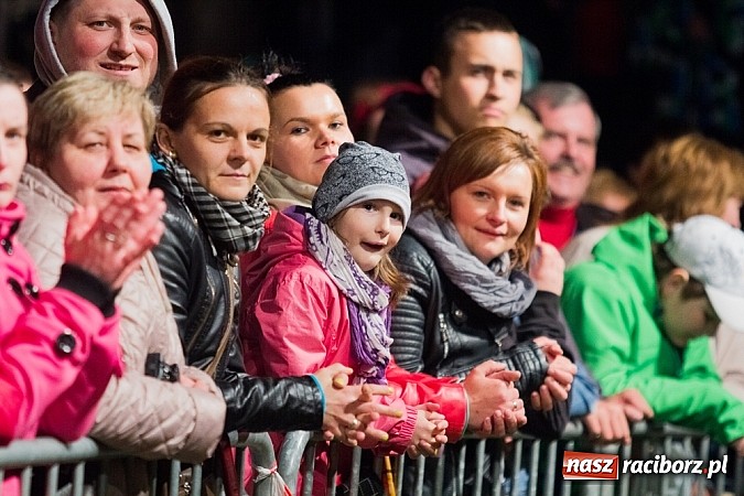 Zdjęcie w galerii na portalu naszraciborz.pl: Kabaret Młodych Panów bawił na majówce w Nędzy wiadomości z regionu
