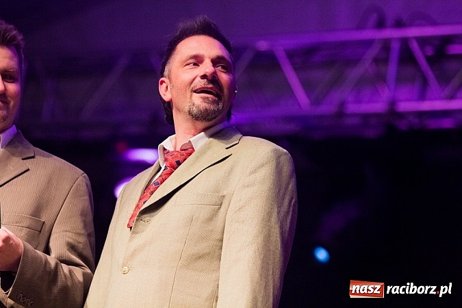 Zdjęcie w galerii na portalu naszraciborz.pl: Kabaret Młodych Panów bawił na majówce w Nędzy wiadomości z regionu