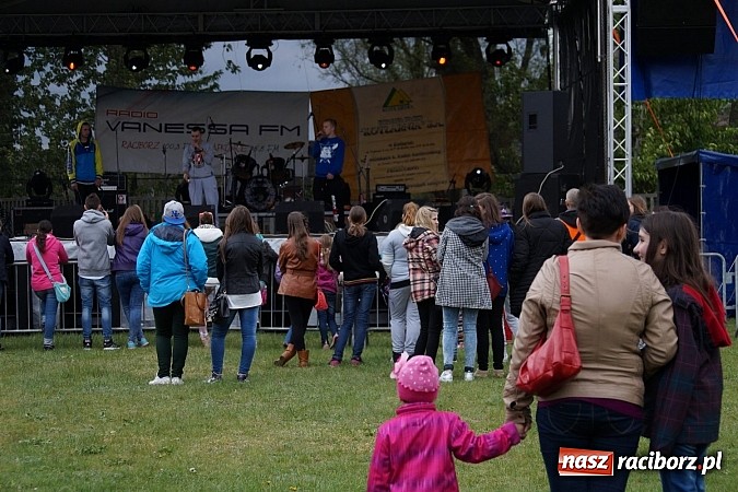 Zdjęcie w galerii na portalu naszraciborz.pl: Kabaret Młodych Panów bawił na majówce w Nędzy wiadomości z regionu