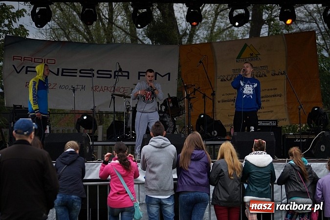 Zdjęcie w galerii na portalu naszraciborz.pl: Kabaret Młodych Panów bawił na majówce w Nędzy wiadomości z regionu