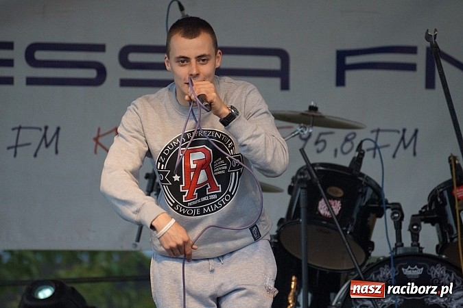 Zdjęcie w galerii na portalu naszraciborz.pl: Kabaret Młodych Panów bawił na majówce w Nędzy wiadomości z regionu