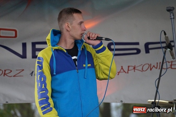 Zdjęcie w galerii na portalu naszraciborz.pl: Kabaret Młodych Panów bawił na majówce w Nędzy wiadomości z regionu