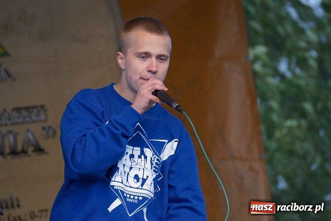 Zdjęcie w galerii na portalu naszraciborz.pl: Kabaret Młodych Panów bawił na majówce w Nędzy wiadomości z regionu