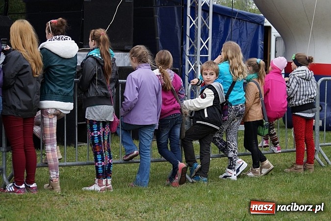 Zdjęcie w galerii na portalu naszraciborz.pl: Kabaret Młodych Panów bawił na majówce w Nędzy wiadomości z regionu