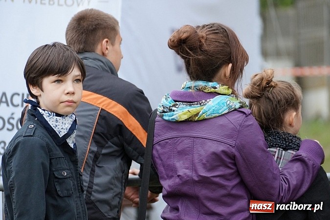 Zdjęcie w galerii na portalu naszraciborz.pl: Kabaret Młodych Panów bawił na majówce w Nędzy wiadomości z regionu