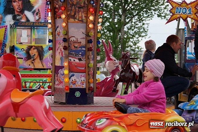 Zdjęcie w galerii na portalu naszraciborz.pl: Kabaret Młodych Panów bawił na majówce w Nędzy wiadomości z regionu