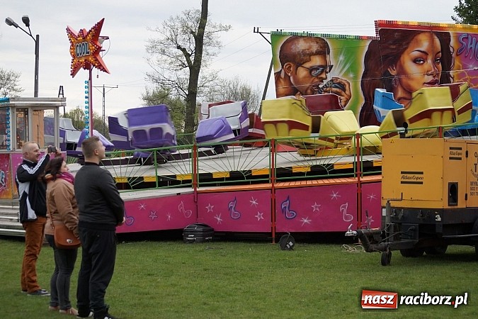 Zdjęcie w galerii na portalu naszraciborz.pl: Kabaret Młodych Panów bawił na majówce w Nędzy wiadomości z regionu