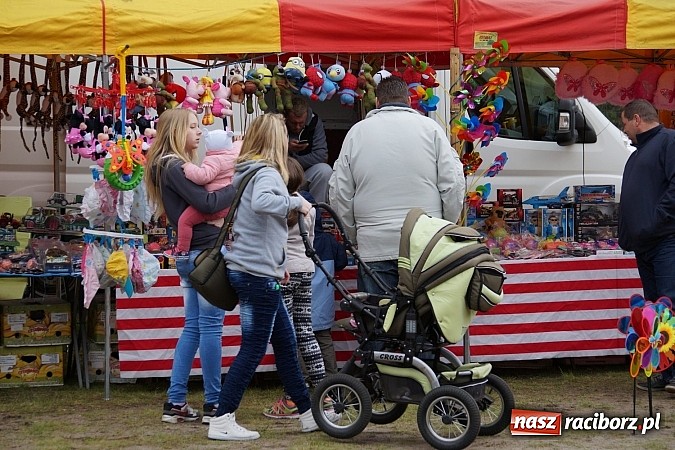 Zdjęcie w galerii na portalu naszraciborz.pl: Kabaret Młodych Panów bawił na majówce w Nędzy wiadomości z regionu