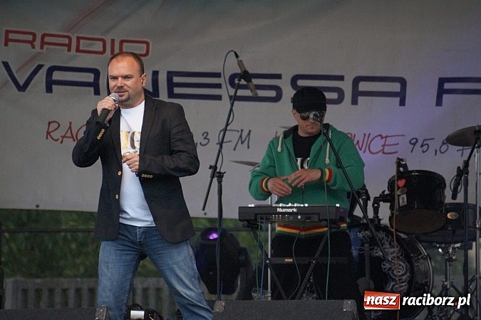 Zdjęcie w galerii na portalu naszraciborz.pl: Kabaret Młodych Panów bawił na majówce w Nędzy wiadomości z regionu