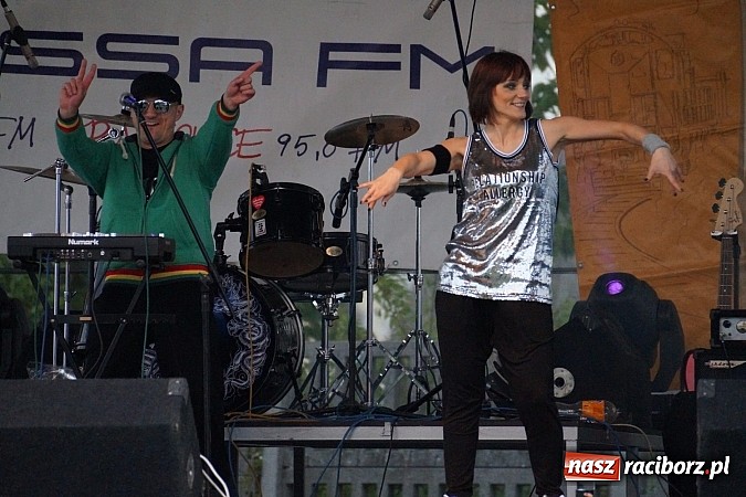 Zdjęcie w galerii na portalu naszraciborz.pl: Kabaret Młodych Panów bawił na majówce w Nędzy wiadomości z regionu