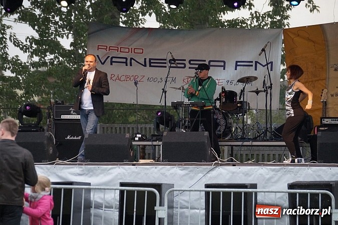 Zdjęcie w galerii na portalu naszraciborz.pl: Kabaret Młodych Panów bawił na majówce w Nędzy wiadomości z regionu