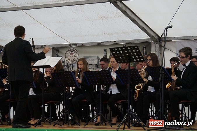 Zdjęcie w galerii na portalu naszraciborz.pl: Kabaret Młodych Panów bawił na majówce w Nędzy wiadomości z regionu