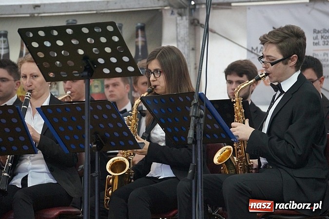 Zdjęcie w galerii na portalu naszraciborz.pl: Kabaret Młodych Panów bawił na majówce w Nędzy wiadomości z regionu