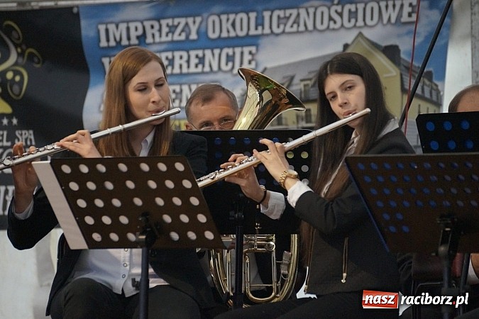 Zdjęcie w galerii na portalu naszraciborz.pl: Kabaret Młodych Panów bawił na majówce w Nędzy wiadomości z regionu