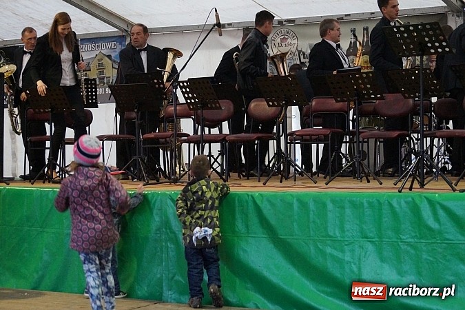 Zdjęcie w galerii na portalu naszraciborz.pl: Kabaret Młodych Panów bawił na majówce w Nędzy wiadomości z regionu