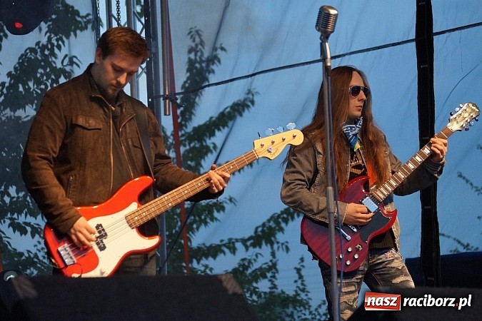 Zdjęcie w galerii na portalu naszraciborz.pl: Kabaret Młodych Panów bawił na majówce w Nędzy wiadomości z regionu