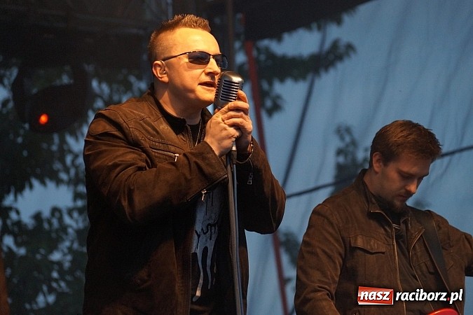 Zdjęcie w galerii na portalu naszraciborz.pl: Kabaret Młodych Panów bawił na majówce w Nędzy wiadomości z regionu