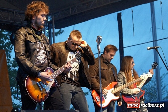 Zdjęcie w galerii na portalu naszraciborz.pl: Kabaret Młodych Panów bawił na majówce w Nędzy wiadomości z regionu