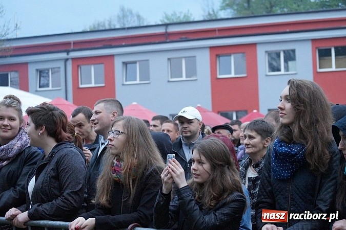 Zdjęcie w galerii na portalu naszraciborz.pl: Kabaret Młodych Panów bawił na majówce w Nędzy wiadomości z regionu