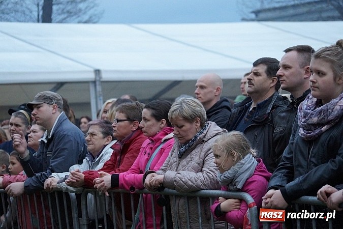 Zdjęcie w galerii na portalu naszraciborz.pl: Kabaret Młodych Panów bawił na majówce w Nędzy wiadomości z regionu