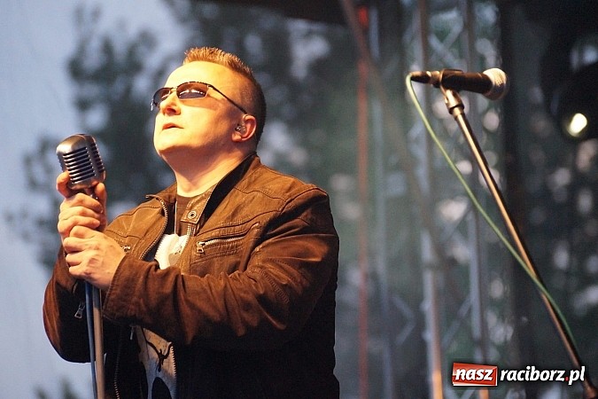 Zdjęcie w galerii na portalu naszraciborz.pl: Kabaret Młodych Panów bawił na majówce w Nędzy wiadomości z regionu