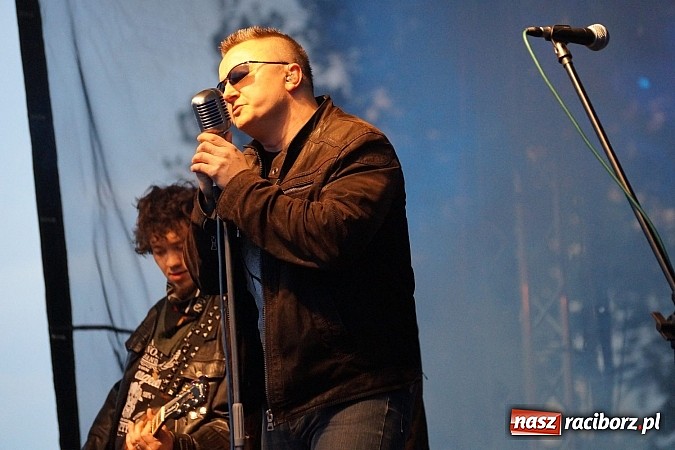 Zdjęcie w galerii na portalu naszraciborz.pl: Kabaret Młodych Panów bawił na majówce w Nędzy wiadomości z regionu