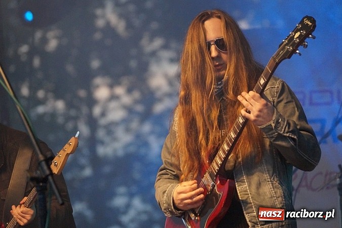 Zdjęcie w galerii na portalu naszraciborz.pl: Kabaret Młodych Panów bawił na majówce w Nędzy wiadomości z regionu