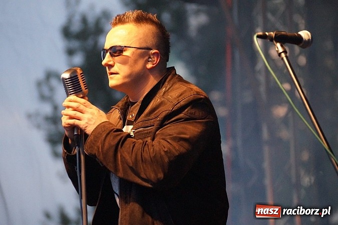 Zdjęcie w galerii na portalu naszraciborz.pl: Kabaret Młodych Panów bawił na majówce w Nędzy wiadomości z regionu