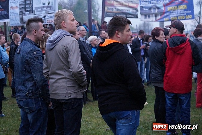 Zdjęcie w galerii na portalu naszraciborz.pl: Kabaret Młodych Panów bawił na majówce w Nędzy wiadomości z regionu