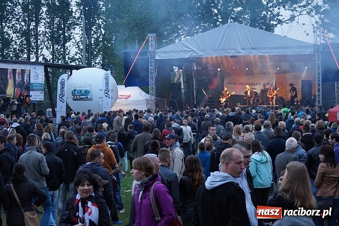 Zdjęcie w galerii na portalu naszraciborz.pl: Kabaret Młodych Panów bawił na majówce w Nędzy wiadomości z regionu