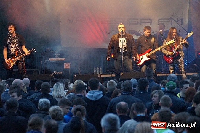 Zdjęcie w galerii na portalu naszraciborz.pl: Kabaret Młodych Panów bawił na majówce w Nędzy wiadomości z regionu