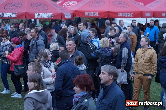 Zdjęcie w galerii na portalu naszraciborz.pl: Kabaret Młodych Panów bawił na majówce w Nędzy wiadomości z regionu