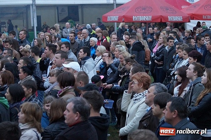 Zdjęcie w galerii na portalu naszraciborz.pl: Kabaret Młodych Panów bawił na majówce w Nędzy wiadomości z regionu