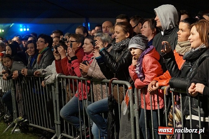 Zdjęcie w galerii na portalu naszraciborz.pl: Kabaret Młodych Panów bawił na majówce w Nędzy wiadomości z regionu