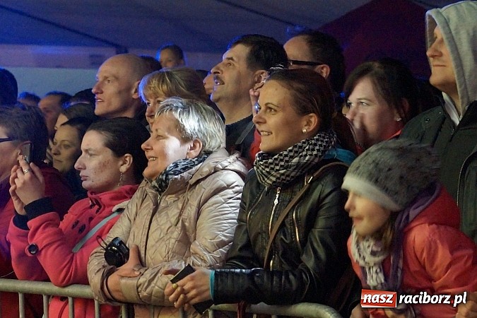 Zdjęcie w galerii na portalu naszraciborz.pl: Kabaret Młodych Panów bawił na majówce w Nędzy wiadomości z regionu