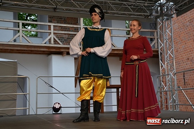 Zdjęcie w galerii na portalu naszraciborz.pl: Warsztaty tańca renesansowego i spektakl Farfurka Królowej Bony, czyli majówka na zamku  wiadomości z regionu