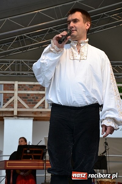 Zdjęcie w galerii na portalu naszraciborz.pl: Warsztaty tańca renesansowego i spektakl Farfurka Królowej Bony, czyli majówka na zamku  wiadomości z regionu