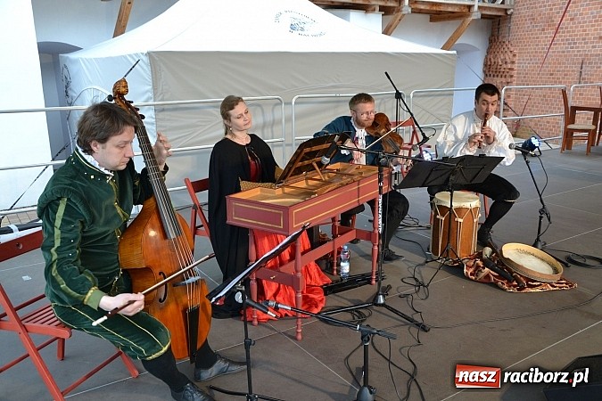 Zdjęcie w galerii na portalu naszraciborz.pl: Warsztaty tańca renesansowego i spektakl Farfurka Królowej Bony, czyli majówka na zamku  wiadomości z regionu