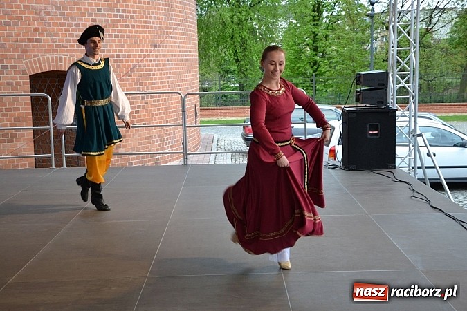 Zdjęcie w galerii na portalu naszraciborz.pl: Warsztaty tańca renesansowego i spektakl Farfurka Królowej Bony, czyli majówka na zamku  wiadomości z regionu