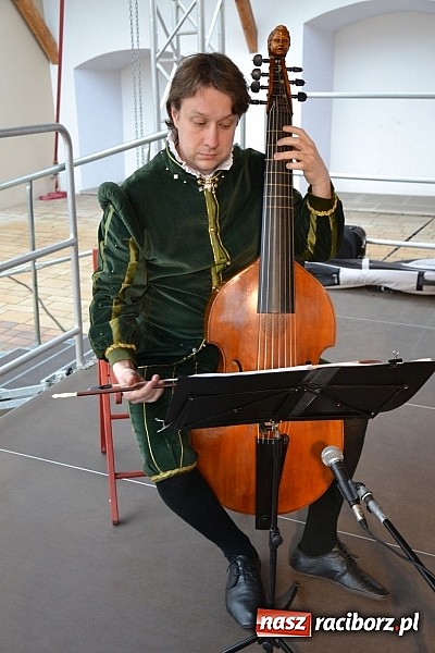 Zdjęcie w galerii na portalu naszraciborz.pl: Warsztaty tańca renesansowego i spektakl Farfurka Królowej Bony, czyli majówka na zamku  wiadomości z regionu