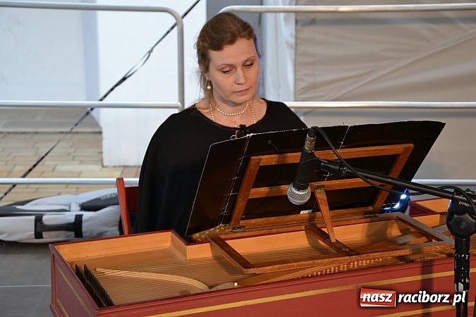 Zdjęcie w galerii na portalu naszraciborz.pl: Warsztaty tańca renesansowego i spektakl Farfurka Królowej Bony, czyli majówka na zamku  wiadomości z regionu