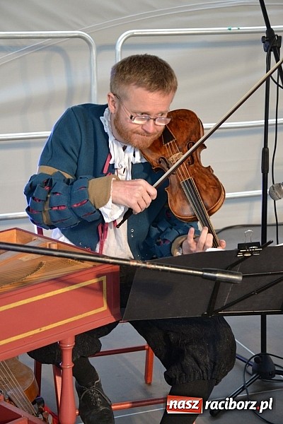 Zdjęcie w galerii na portalu naszraciborz.pl: Warsztaty tańca renesansowego i spektakl Farfurka Królowej Bony, czyli majówka na zamku  wiadomości z regionu