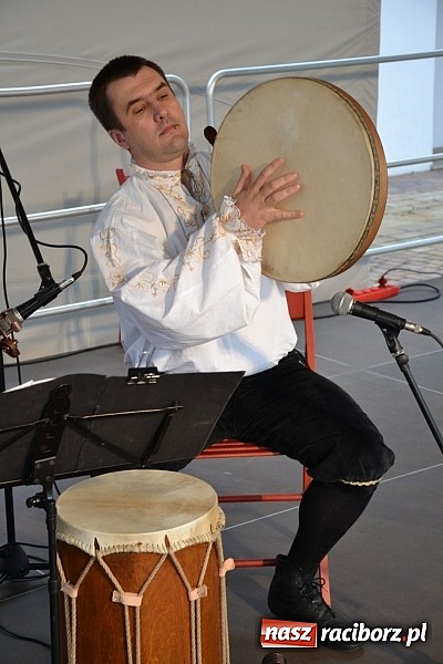 Zdjęcie w galerii na portalu naszraciborz.pl: Warsztaty tańca renesansowego i spektakl Farfurka Królowej Bony, czyli majówka na zamku  wiadomości z regionu