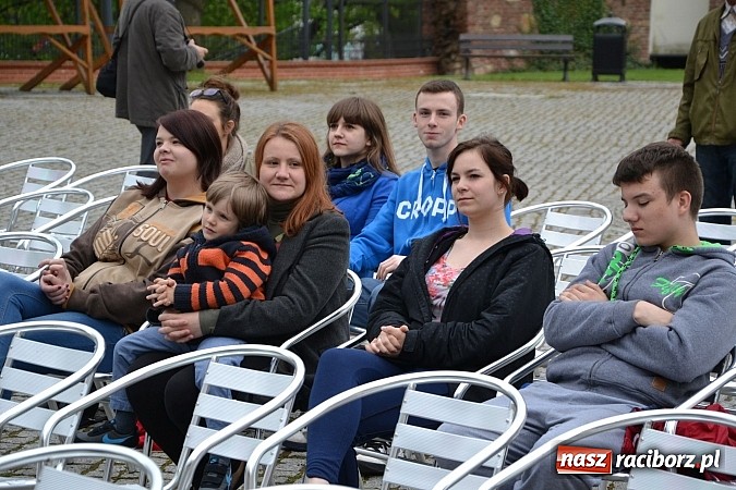 Zdjęcie w galerii na portalu naszraciborz.pl: Warsztaty tańca renesansowego i spektakl Farfurka Królowej Bony, czyli majówka na zamku  wiadomości z regionu