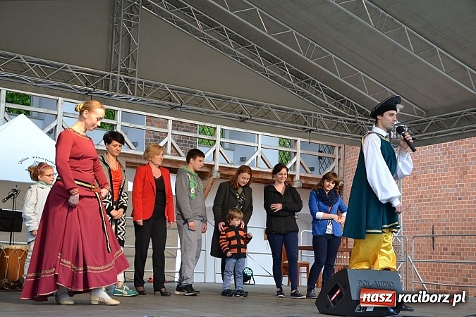 Zdjęcie w galerii na portalu naszraciborz.pl: Warsztaty tańca renesansowego i spektakl Farfurka Królowej Bony, czyli majówka na zamku  wiadomości z regionu